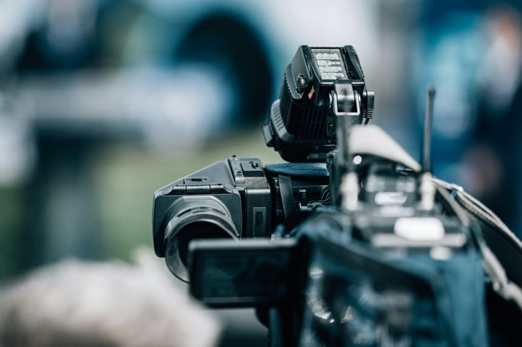 Professionele camera voor live streaming tijdens een persconferentie, gericht op het vastleggen van evenementen in hoge kwaliteit. Professionele streaming met beeld en geluid.