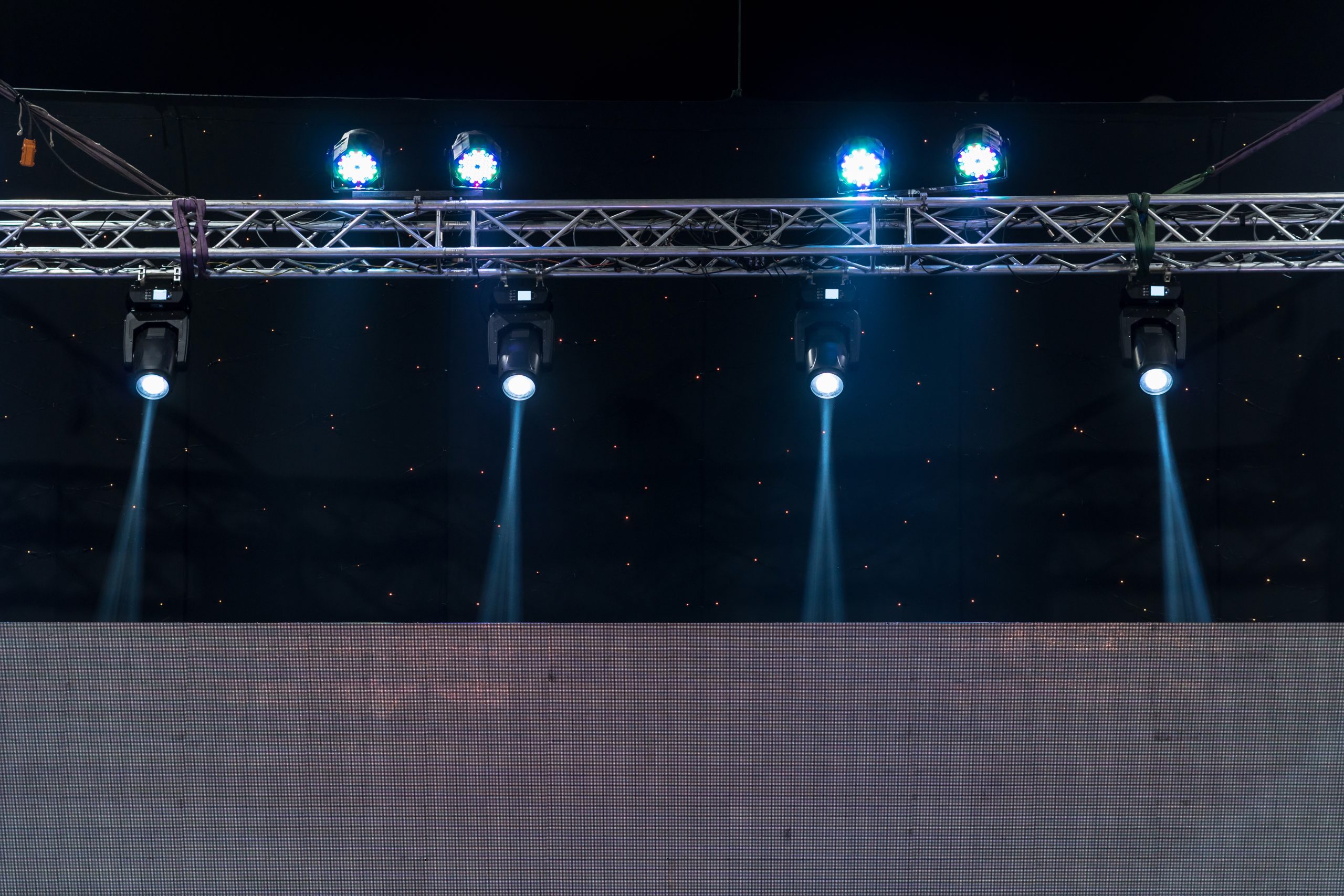 Evenementen dienst. Professionele concertverlichting met spotlights op een truss, stralend in de duisternis tijdens een evenement.