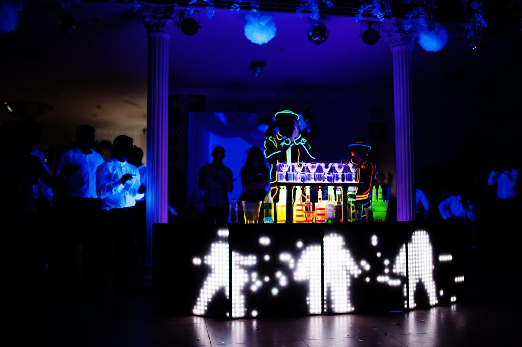 Artiesten voeren een LED-lichtshow uit bij een evenement met professionele beeld- en geluidsoplossingen, voor een visueel spectaculaire ervaring.