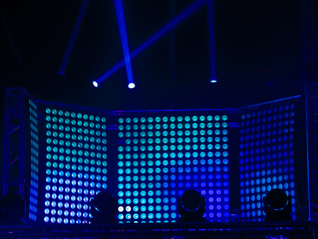 Professionele LED-schermen en podiumverlichting die samen een indrukwekkende visuele ervaring creëren. Geluid en LED-schermen bij evenementen versterken de beleving en zorgen voor een dynamische sfeer.