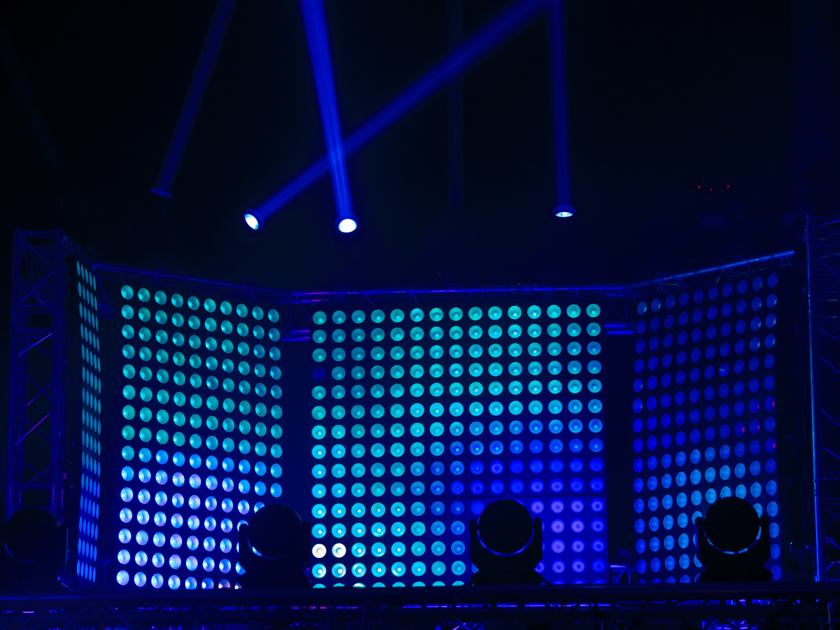 Professionele LED-schermen en podiumverlichting die samen een indrukwekkende visuele ervaring creëren. Geluid en LED-schermen bij evenementen versterken de beleving en zorgen voor een dynamische sfeer.