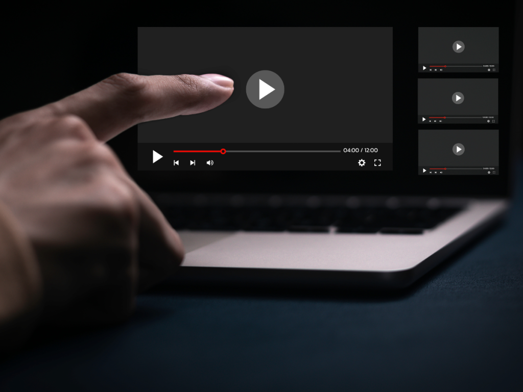 Professionele live streaming - close-up van een hand die een videospeler bedient, ideaal voor het tonen van interactieve live evenementen.