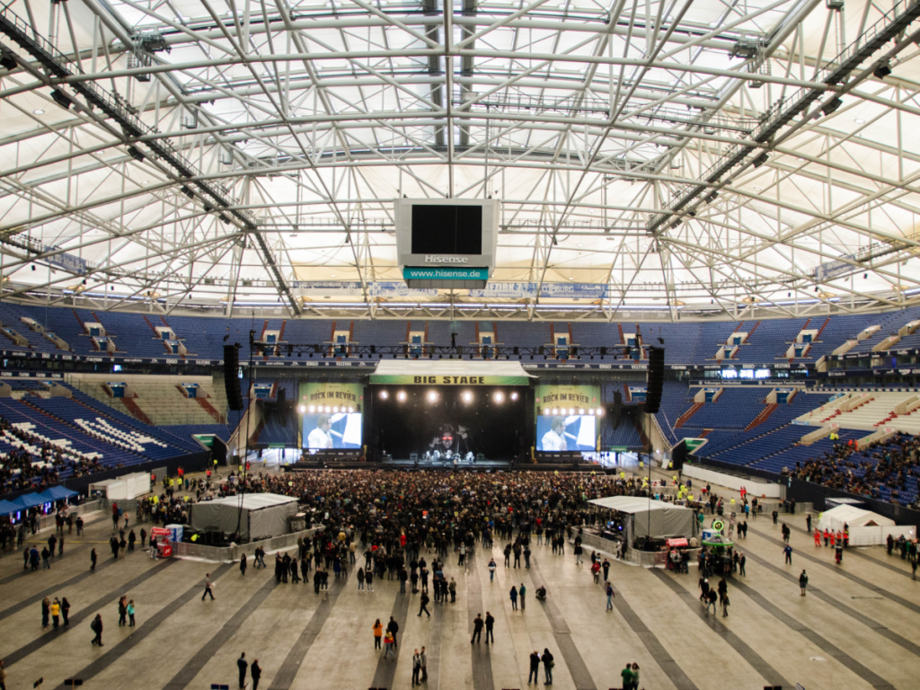 Professionele live streaming - overzicht van een grootschalig evenement in een stadion, perfect ondersteund door hoogwaardige streaming technologie.