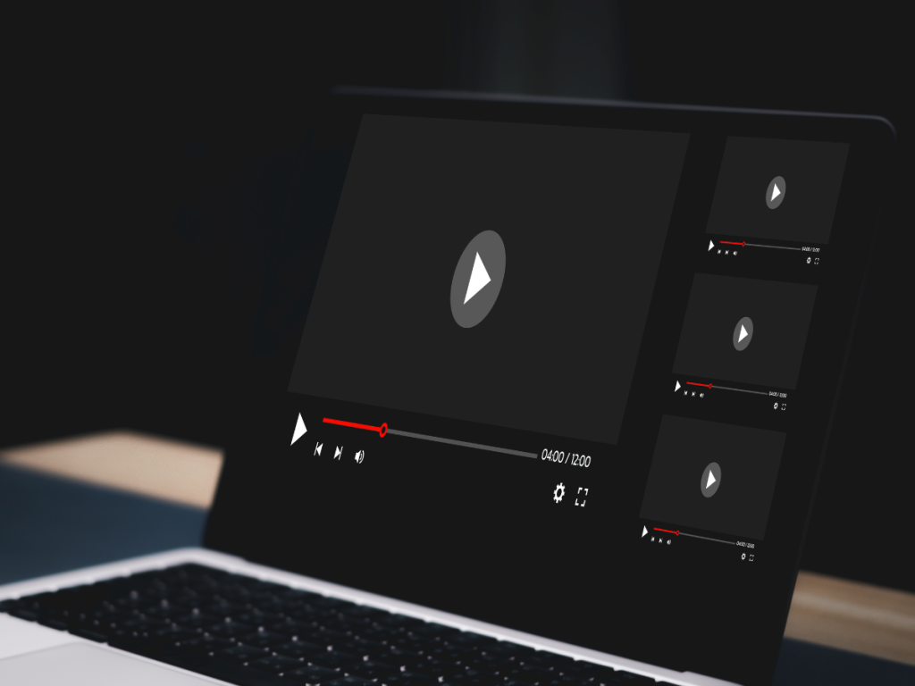 Professionele live streaming - een laptop met een videospeler interface, benadrukt de toegankelijkheid van online evenementen wereldwijd.