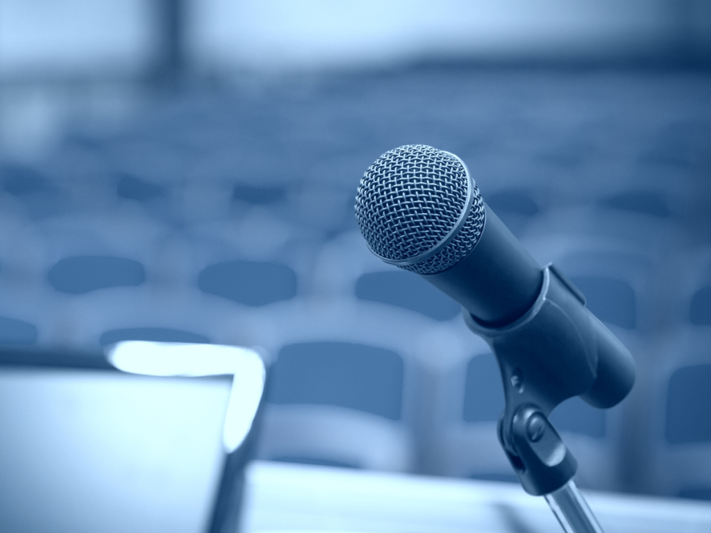 Microfoon voor een vergaderzaal met stoelen, klaar voor een zakelijk evenement. Microfoon is essentieel AV-apparatuur zakelijke evenementen