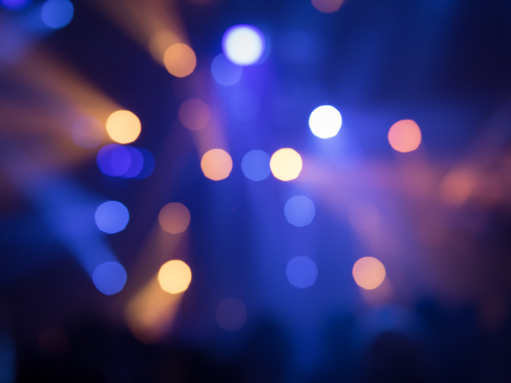 Professionele mengtafel voor evenementen – Licht en geluid huren Een digitale mengtafel met geavanceerde knoppen en faders, essentieel voor hoogwaardige geluidsverhuur bij evenementen. Ontdek de mogelijkheden van licht en geluid huren voor jouw optreden of presentatie.