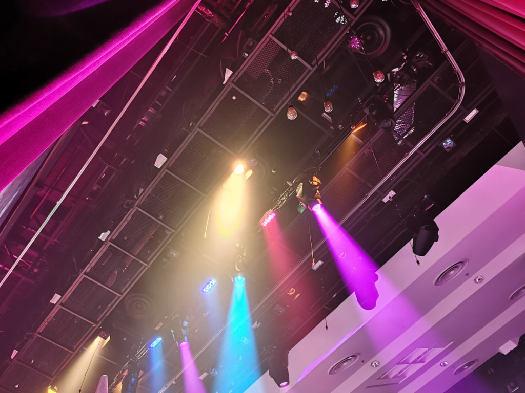 Kleurrijke podiumverlichting vanaf een truss gemonteerd aan het plafond