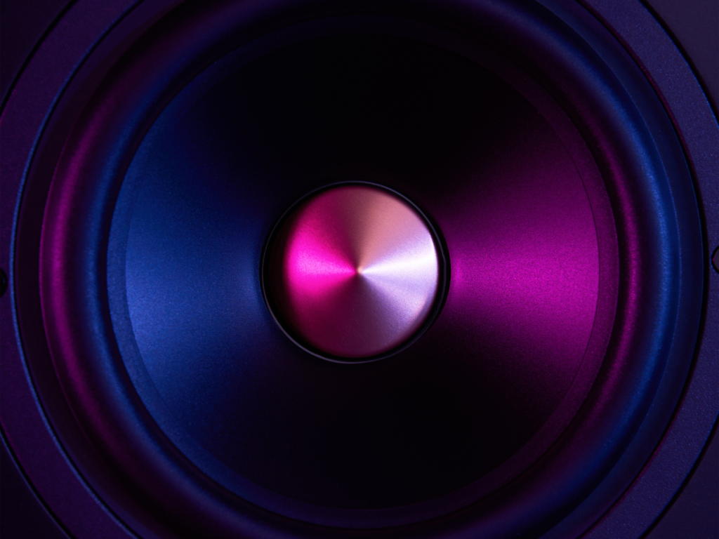 Close-up van een speaker met paarse en roze verlichting
