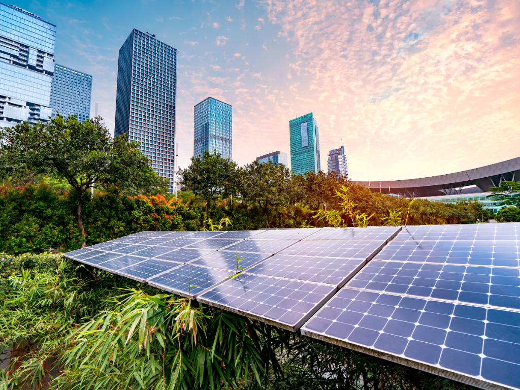 Zonnepanelen in een groene stadse omgeving bij zonsopgang