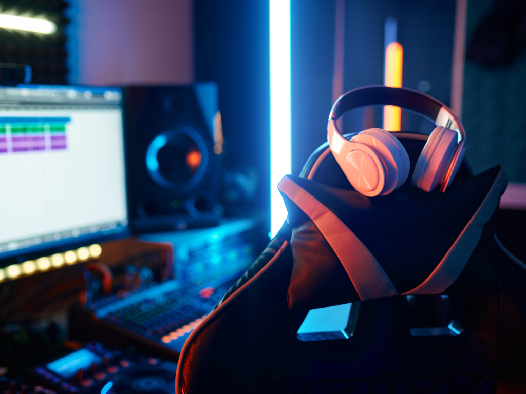 Moderne opnamestudio met koptelefoon op een stoel en audioapparatuur op de achtergrond