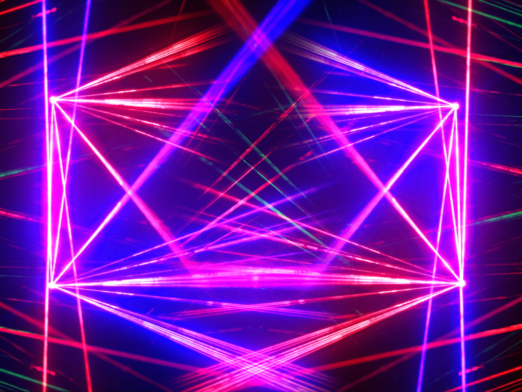 Felle roze en blauwe laserstralen in een donkere ruimte