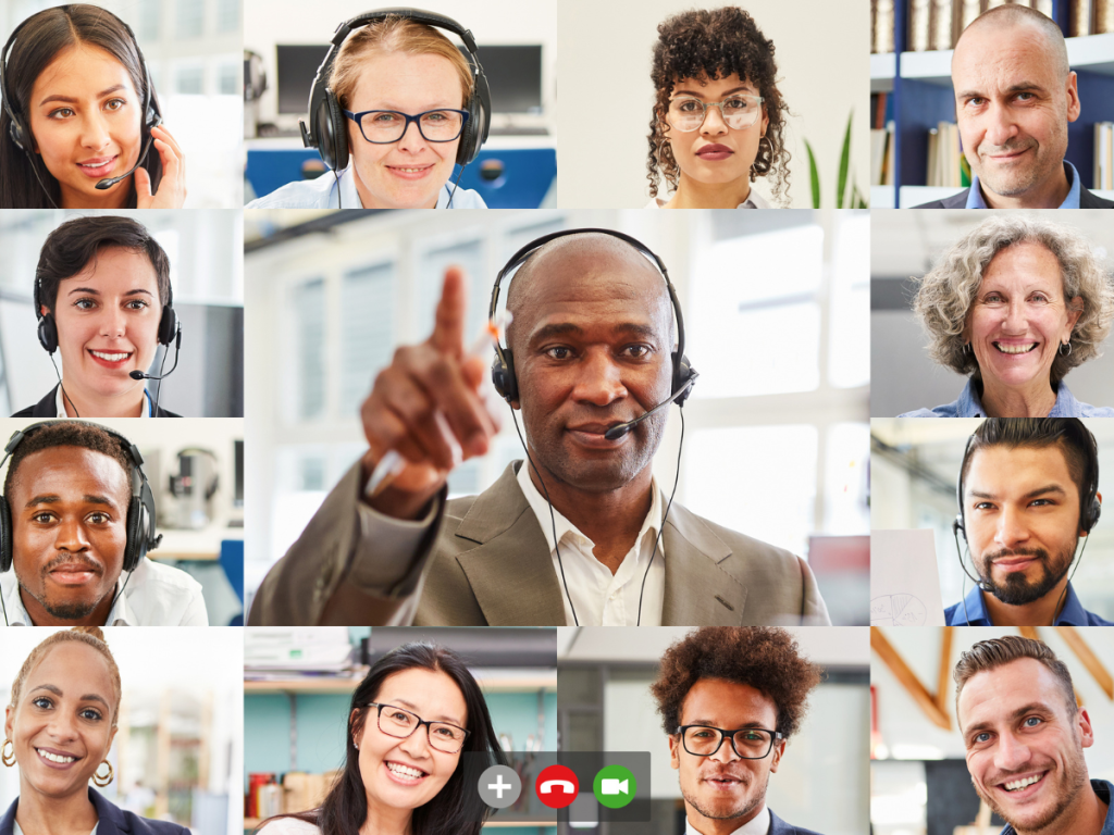 Groep professionals neemt deel aan een online vergadering via videobelplatform met headsets en webcams